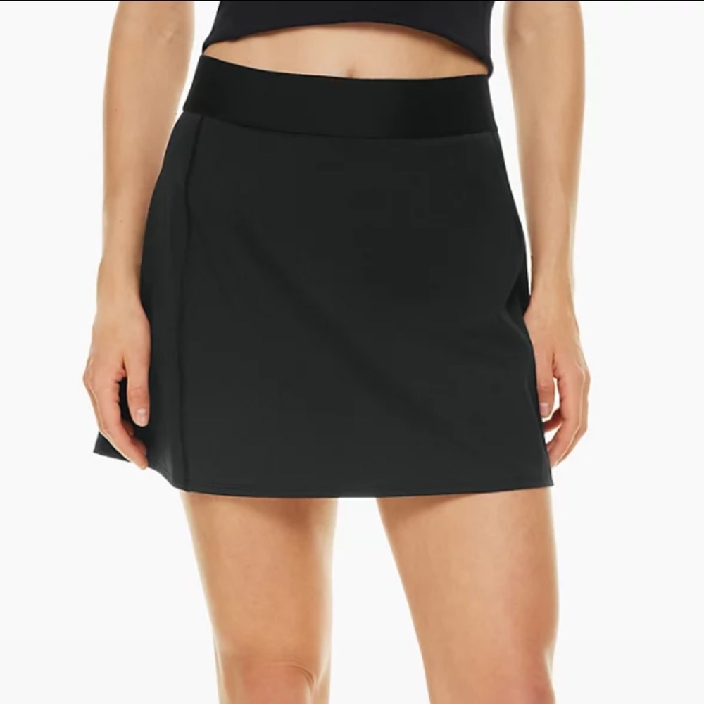 Aritzia TnAction TnaSLICK™ Court Mini Skirt Size S NWT